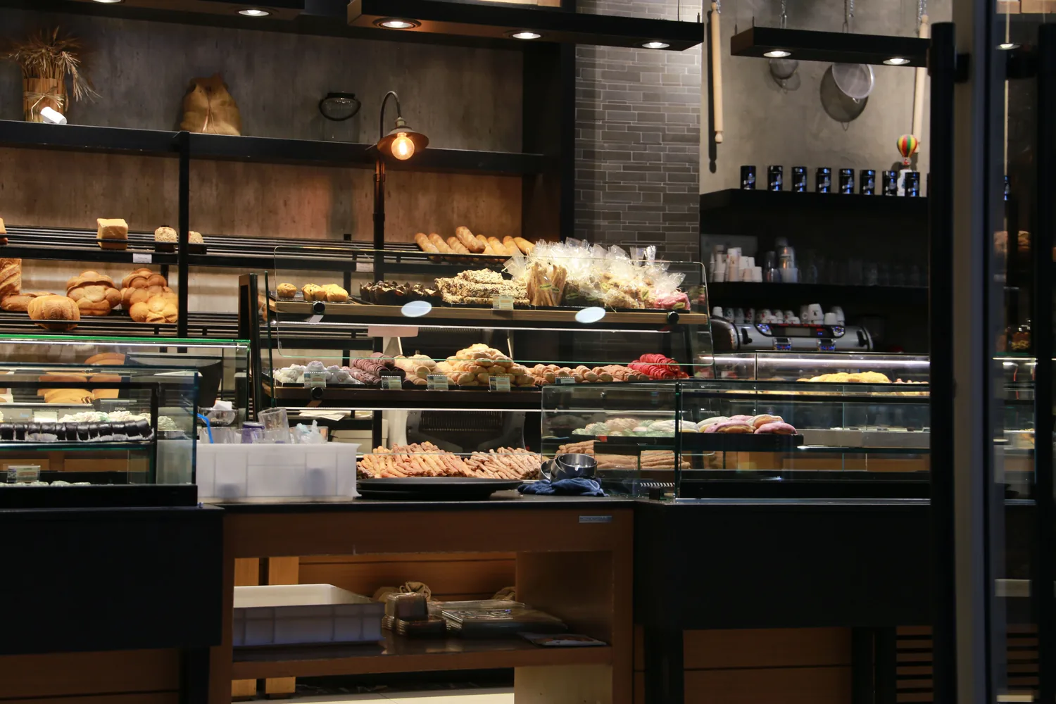Vitrina de una panadería con panes y dulces